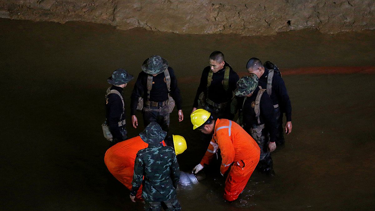 Tayland'da mağarada kaybolan futbolcu çocuklar için umut ışığı yanmaya devam ediyor