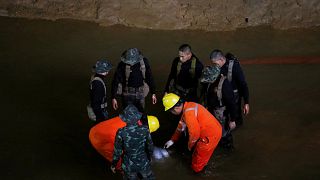 Tayland'da mağarada kaybolan futbolcu çocuklar için umut ışığı yanmaya devam ediyor