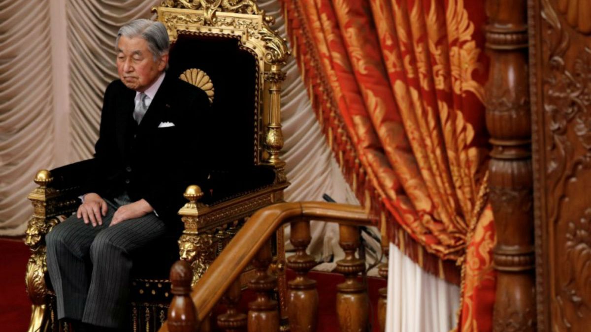 صورة من أرشيف رويترز للإمبراطور الياباني أكيهيتو في طوكيو.