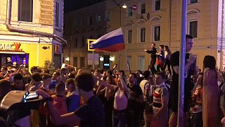 Las aficiones de Rusia y Croacia celebran el pase a cuartos