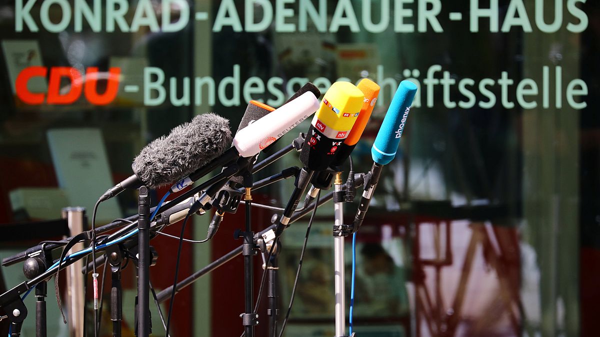 بحران سیاسی در آلمان: وزیر کشور با مرکل دیدار می کند