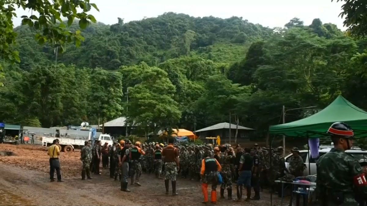 گروه نجات به محل احتمالی نوجوانان تایلندی گرفتار در غار نزدیک شدند
