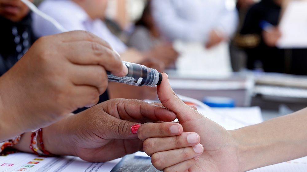Una tinta indeleble deja marcados ocho días a los votantes mexicanos |  Euronews