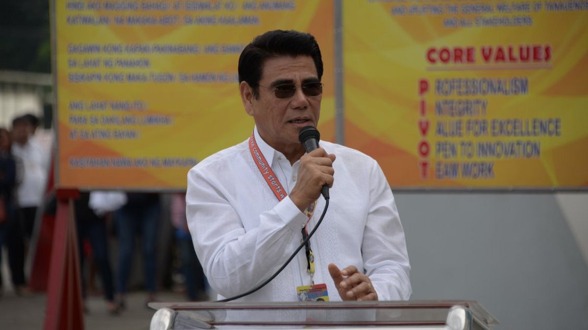 Mayor 'killed by sniper' during city hall ceremony in Philippines