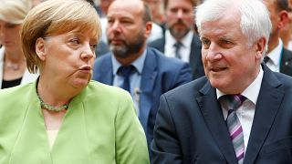 Merkel reúne-se com Seehofer para decidir futuro da coligação