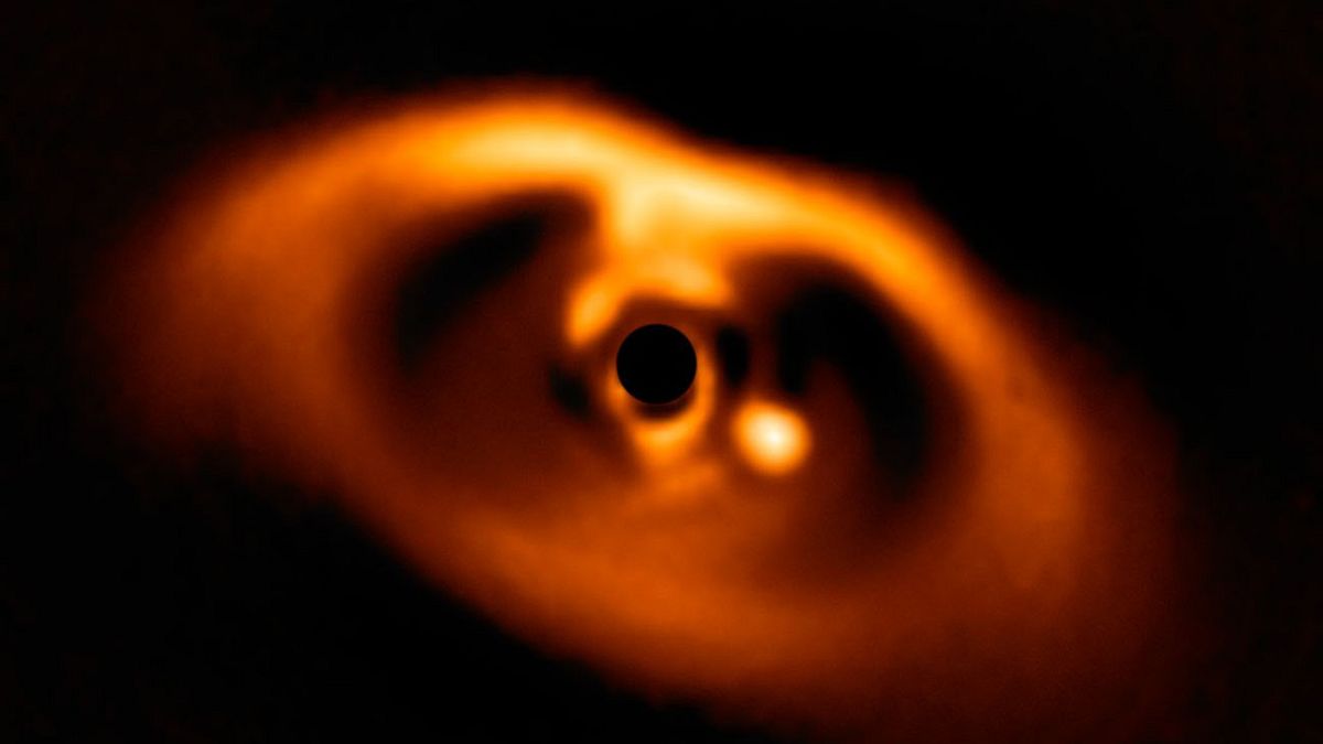 Επιστήμονες ανακάλυψαν και φωτογράφισαν ένα νεογέννητο εξωπλανήτη