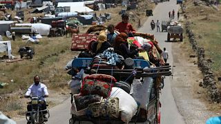  نازحون من درعا بسوريا يجلسون في شاحنة تحمل أمتعتهم في القنيطرة يوم 3 يونيو