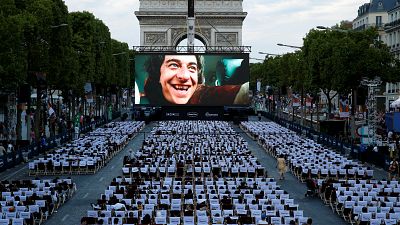 Paris: Freiluft-Kino auf den Champs-Élysées