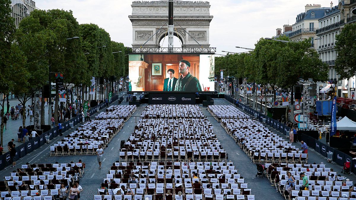 Τα Ηλύσια Πεδία στο Παρίσι έγιναν...θερινό σινεμά