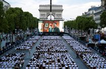 Τα Ηλύσια Πεδία στο Παρίσι έγιναν...θερινό σινεμά