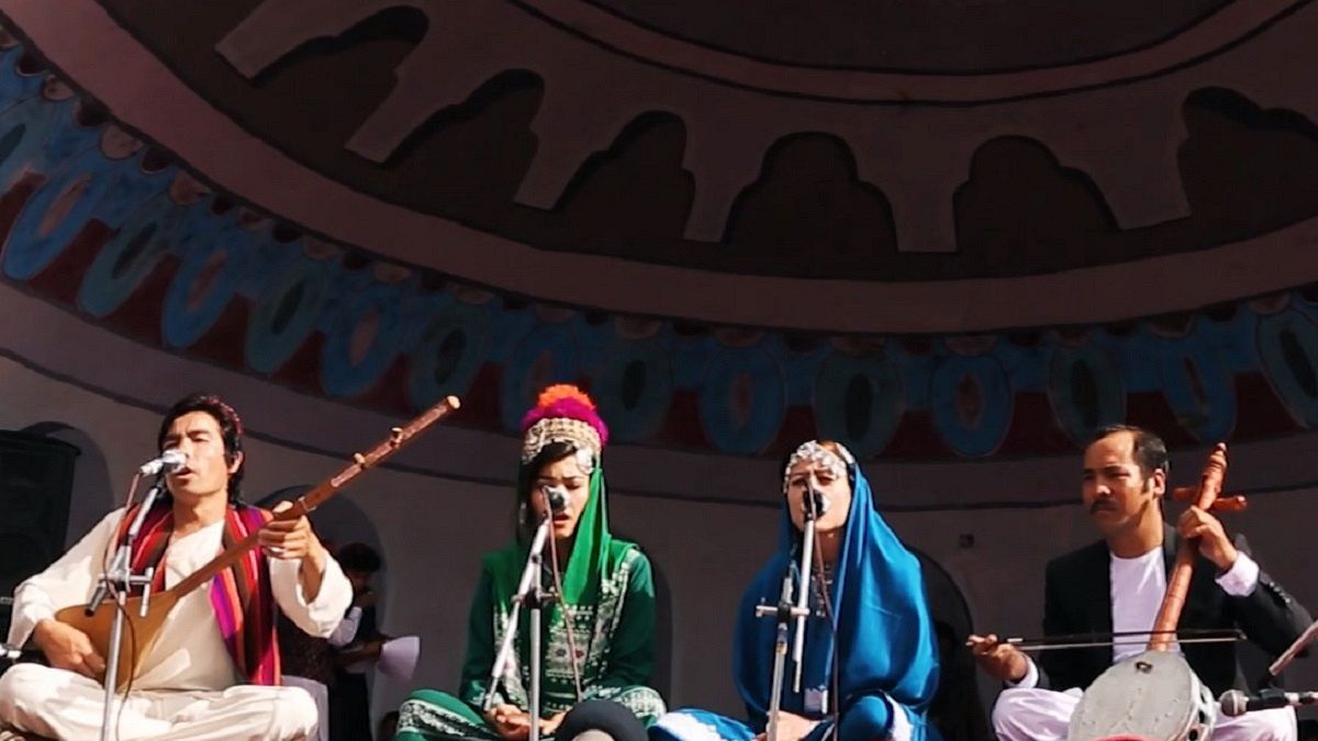 شادی و پایکوبی شهروندان افغانستان در جشنواره دمبوره 