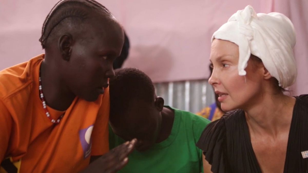 L'attrice Ashley Judd parla con una donna del Sud Sudan