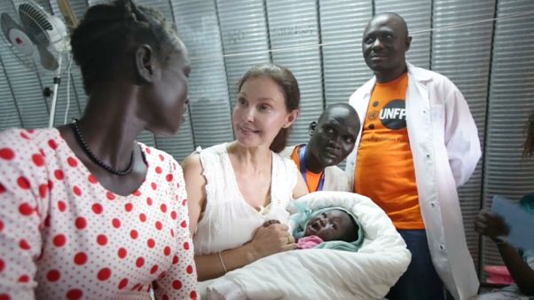 Ashley Judd visita vítimas de abusos sexuais no Sudão do Sul Ashley Judd visita vítimas de abusos sexuais no Sudão do Sul