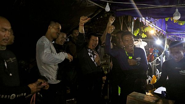 Thaïlande : les enfants piégés dans une grotte retrouvés "sains et saufs" Thaïlande : les enfants piégés dans une grotte retrouvés "sains et saufs"