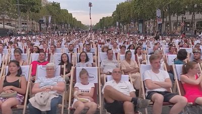 بر‌پایی سینمای روباز در شانزه‌لیزه پاریس