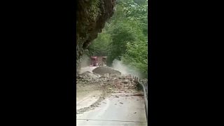 شاهد: انهيار أرضي يقطع طريقاً في جنوب غرب الصين