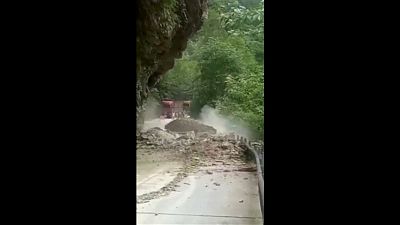 شاهد: انهيار أرضي يقطع طريقاً في جنوب غرب الصين