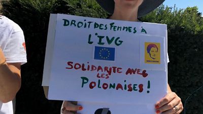 Ativistas protestam em Bruxelas contra criminalização do aborto na Polónia