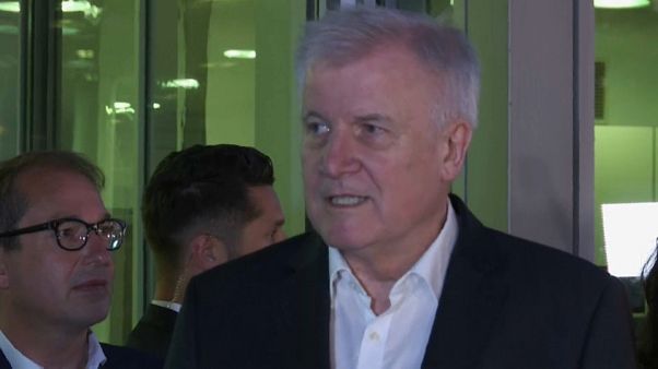 Germania, Seehofer rinuncia alle dimissioni, c'è accordo su immigrazione Germania, Seehofer rinuncia alle dimissioni, c'è accordo su immigrazione
