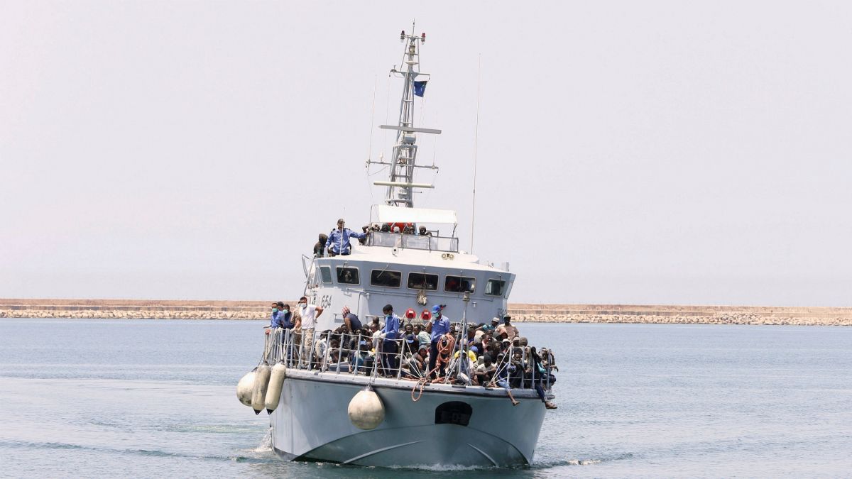 قایق گارد ساحلی لیبی حامل پناهجویان نجات یافته