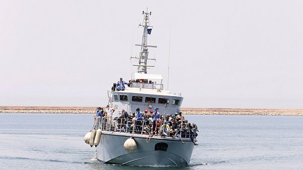 قایق گارد ساحلی لیبی حامل پناهجویان نجات یافته قایق گارد ساحلی لیبی حامل پناهجویان نجات یافته