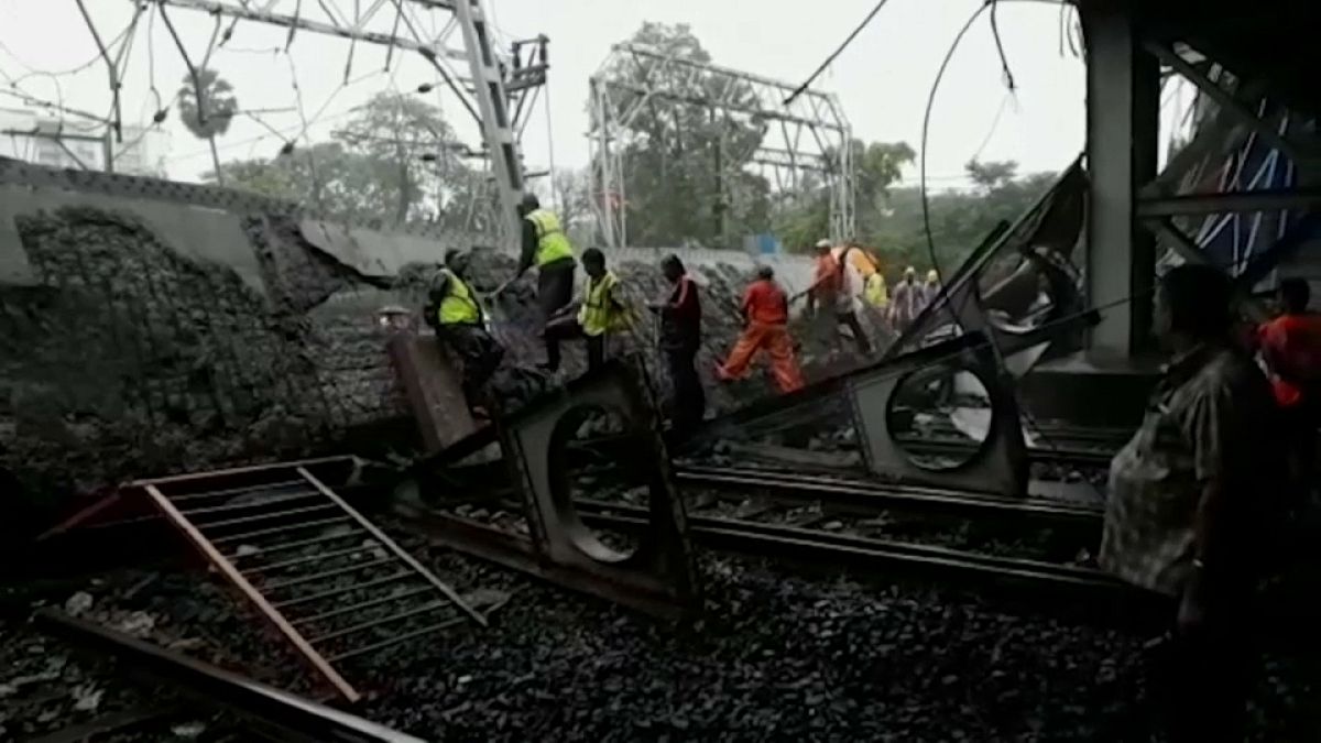 شاهد: انهيار جسر في مومباي بالهند بسبب الأمطار الغزيرة