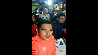 شاهد: لحظة احتفال عمال الإنقاذ بالعثور على العالقين أحياء بكهف في تايلاند 