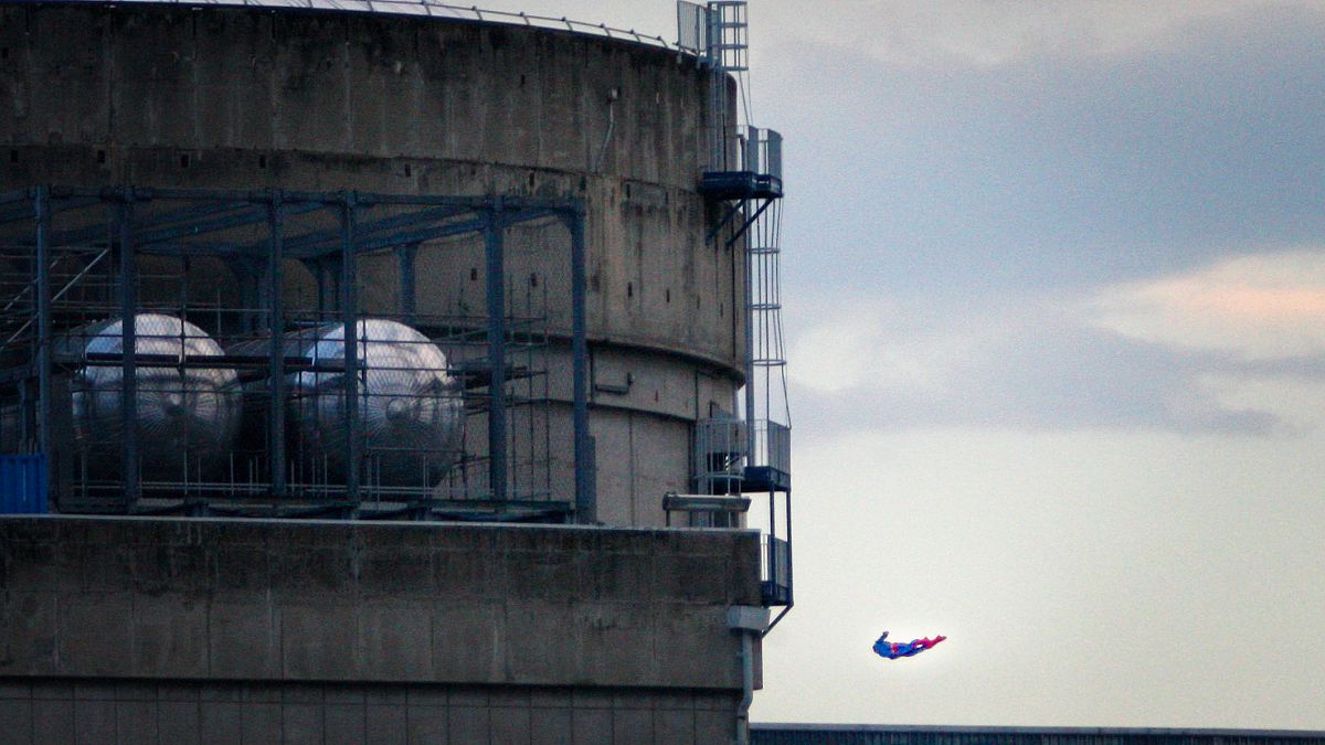 Drone με τη μορφή του Σούπερμαν πάνω σε πυρηνικό σταθμό 