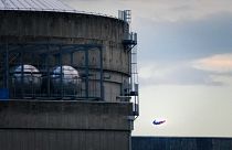 Drone με τη μορφή του Σούπερμαν πάνω σε πυρηνικό σταθμό