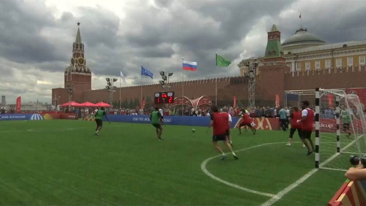 شاهد: "كأس عالم" خاص باللاجئين في ساحة موسكو الحمراء 
