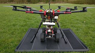 Città che si riparano da sole: il drone che vola e riempie le buche con stampante 3D