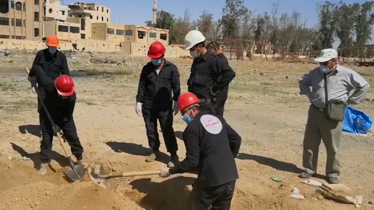 هيومن رايتس ووتش تطالب بدعم جماعات سورية تكشف عن مقابر الرقة الجماعية