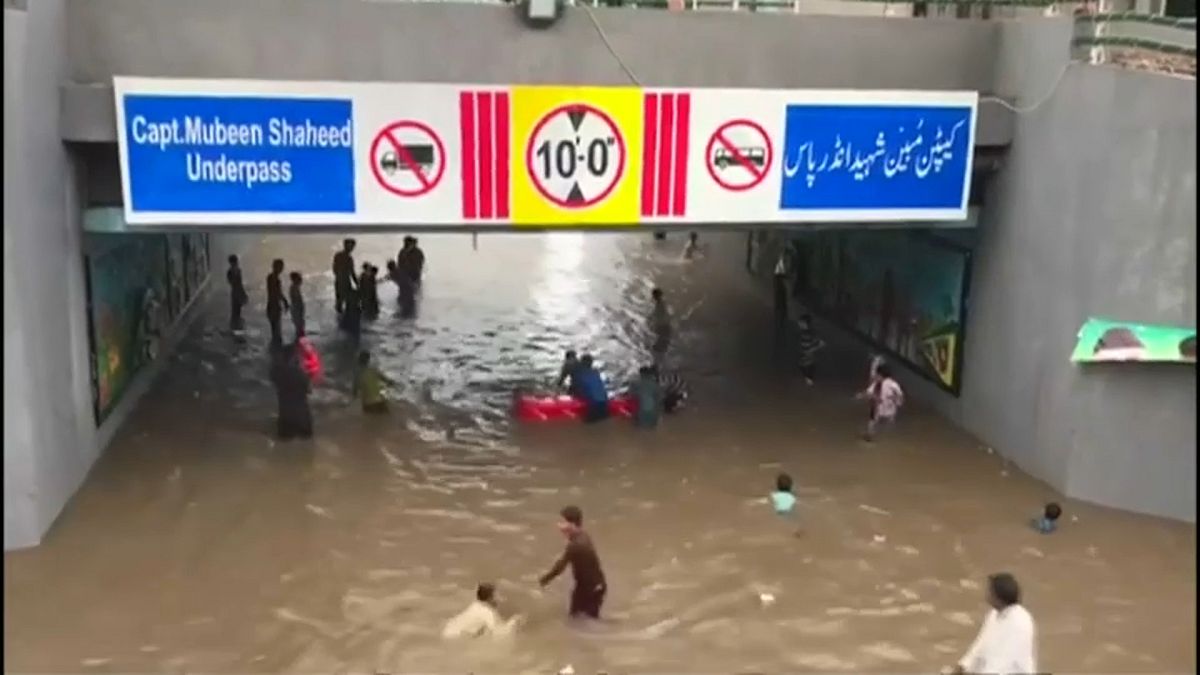 أمطار لم تشهد لاهور لها مثيلاً من 38 عاماً تحول شوارعها إلى أنهار