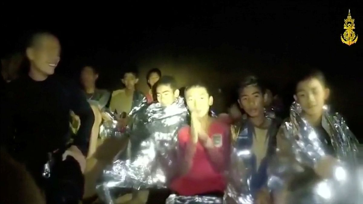 Élelemhez jutottak a thaiföldi barlangban rekedt gyerekek