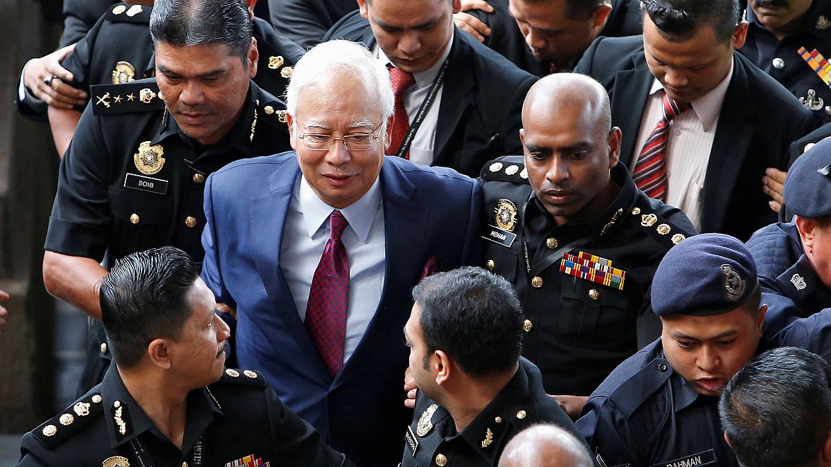  رئيس وزراء ماليزيا السابق ينفي تهم خيانة الأمانة واستغلال السلطة