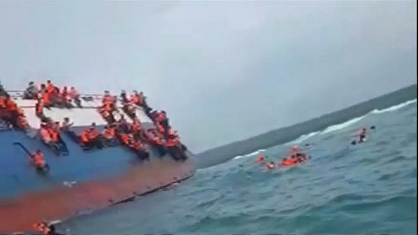صورة مجمعة لعمليات إنقاذ ضحايا عبارة قرب جزيرة سولاويسي في إندونيسيا يوم ال صورة مجمعة لعمليات إنقاذ ضحايا عبارة قرب جزيرة سولاويسي في إندونيسيا يوم ال