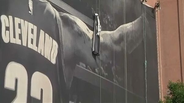 Cleveland retira el enorme cartel de Lebron James Cleveland retira el enorme cartel de Lebron James