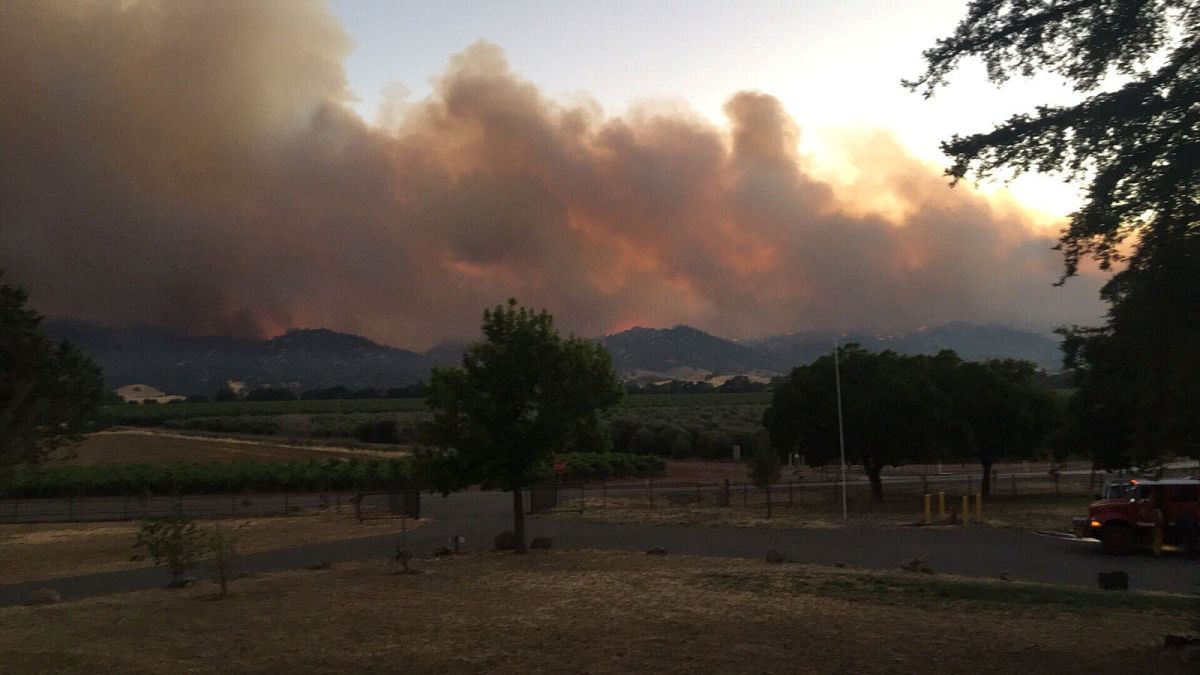 Β. Καλιφόρνια: Μεγάλη πυρκαγιά απειλεί σπίτια