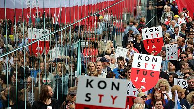 Eurodeputados pedem a Morawiecki para manter democracia na Polónia