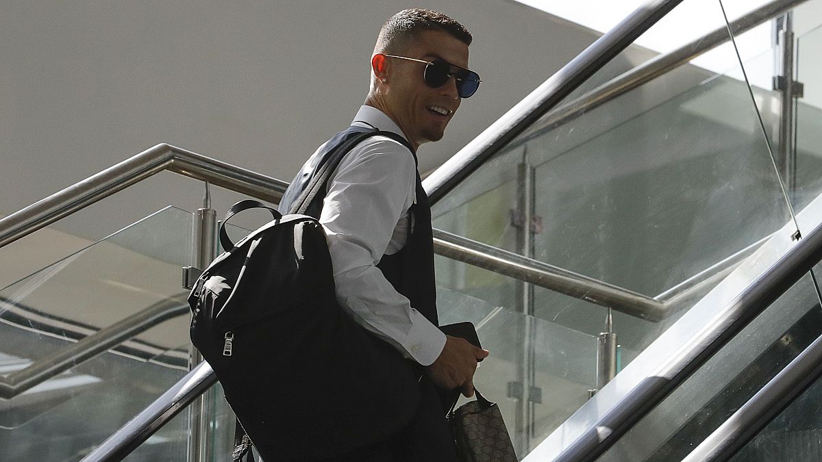 ¿Ha hecho ya las maletas Cristiano Ronaldo? El todavía jugador del Real Madrid protagoniza las portadas de la prensa deportiva italiana
