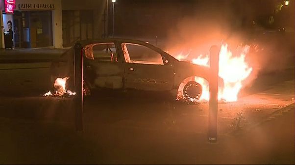 Frankreich: Randale nach Tod bei Verkehrskontrolle Frankreich: Randale nach Tod bei Verkehrskontrolle