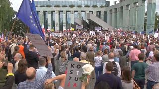 Polonia: folla in piazza in difesa della costituzione