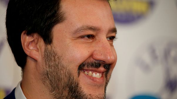 A maffia úszomedencéjéből üdvözöl mindenkit az új olasz belügyminiszter A maffia úszomedencéjéből üdvözöl mindenkit az új olasz belügyminiszter