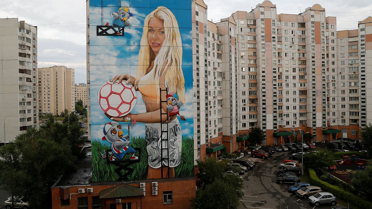 روسي يرسم جدارية ضخمة لزوجته بمناسبة مونديال روسيا 