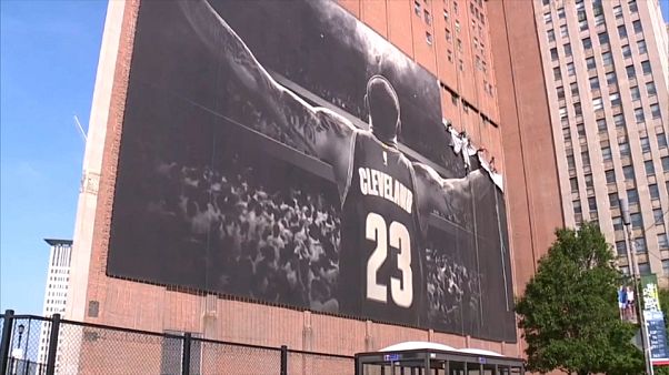 Lebron James'den Cleveland'a ikinci veda: Şehirdeki posterleri kaldırıldı Lebron James'den Cleveland'a ikinci veda: Şehirdeki posterleri kaldırıldı