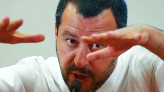 Polizei beschlagnahmt Mafia-Villa, Salvini schwimmt im Pool