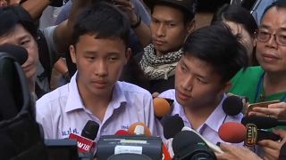 Tailândia: Colegas de turma das crianças presas visitam entrada da gruta