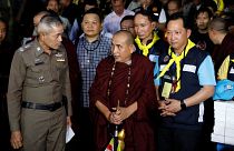 شاهد: راهب تايلاندي يزور صبية محاصرين في كهف 