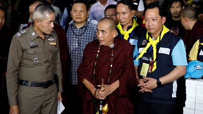 شاهد: راهب تايلاندي يزور صبية محاصرين في كهف