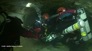 Französische Höhlentaucher wollen helfen